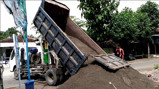 Truk pasir besar sedang menurunkan muatan