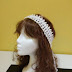 Diadema hecha a mano (ganchillo) con perlitas de color blanco