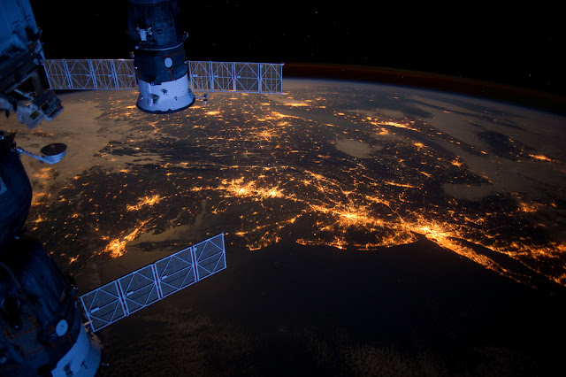 Satellite photo of the North America's Atlantic coast along with its largest cities