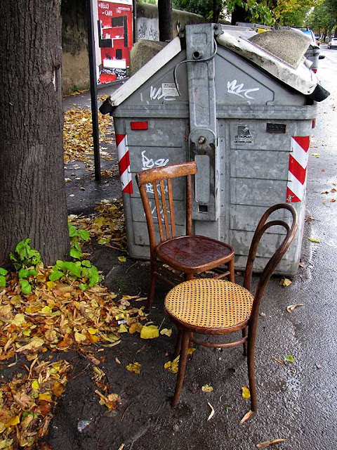 Two chairs and a dumpsters, Livorno