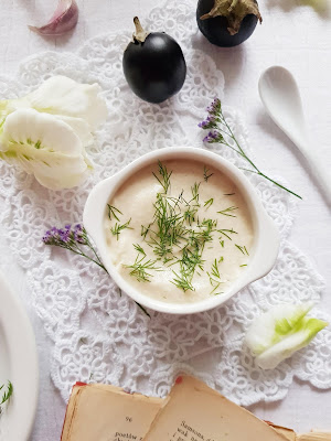 PASTA Z PIECZONEGO BAKŁAŻANA W ZIOŁACH I SZAREJ RENETY  Kiedy dostałam koszyk bakłażanów różnej wielkości i koszyk szarej renety od razu pomyślałam małżeństwo doskonałe. On bakłażan po upieczeniu odrobinę wysuszony, miękki, fajny w smaku, Ona jabłko soczysta, twarda świetnie uzupełniająca bakłażana. Pomyślałam i poleciałam do ogrodu po resztki świeżego kopru. Wróciłam nafaszerowałam bakłażana koprem, tymiankiem, bazylią i do piekarnika. A jabłko obrałam i podzieliłam na mniejsze kawałki...potem troszkę zamieszałam, pomieszałam i wyszła pyszna pasta. Pasta świetnie się nadaje do kanapek, pierogów, naleśników, gofrów na słono i do podania w samej miseczce na stół też się nadaje. Prosta, szybka pasta a tyle radości.  