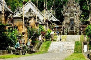 Rumah-Gapura-Candi-Bentar-Bali-traditional-house