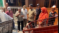 Eka Widyani Latief Bersama Ketua Gema Keadilan Berikan Gerobak Sampah Untuk Warga