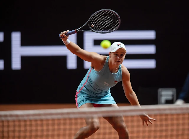 Tenista australiana Ashleigh Barty rebate bola com sua raquete no WTA 500 de Stuttgart