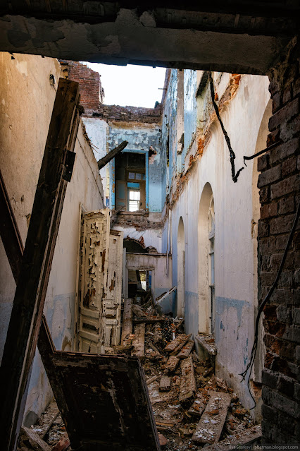 Разруха в коридоре заброшенного здания