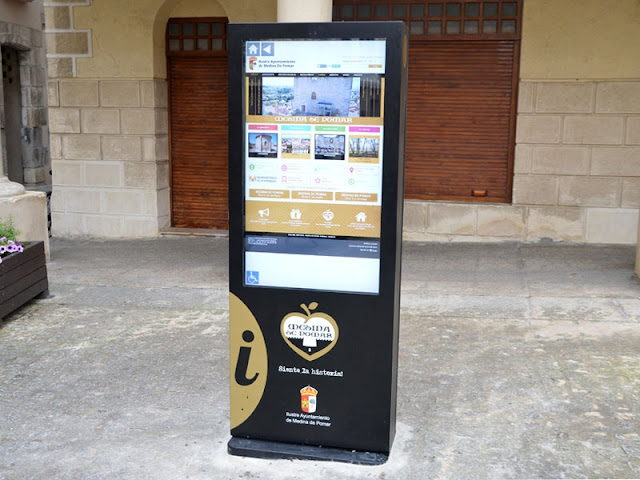 Totem informativo turístico en Medina de Pomar