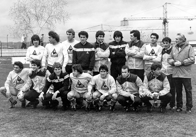 SELECCIÓN DE ESPAÑA. Temporada 1983-84. Urquiaga, Goicoechea, Maceda, Francisco, Salva, Carrasco, Sarabia, Julio Alberto, Álvarez Villar (2º entrenador) y Miguel Muñoz (seleccionador). Gordillo, Arconada, Roberto, Víctor, Santillana, Marina y Buyo. Los seleccionador en un entrenamiento en Ciudad Pegaso, en Madrid. SELECCIÓN DE ESPAÑA 0 SELECCIÓN DE YUGOSLAVIA 1 Jueves 07/06/1984, 21:00 horas. La Línea de la Concepción, Cádiz, España, estadio José Antonio Primo de Rivera: 20.000 espectadores. GOLES: 0-1: 1’, Safet Susic