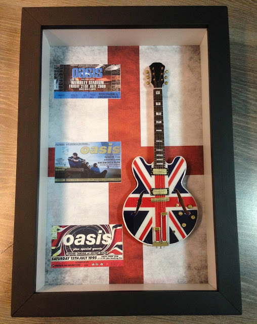 mini guitarra Noel Gallagher