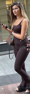 Hermosa rubia modelo ropa apretada calle