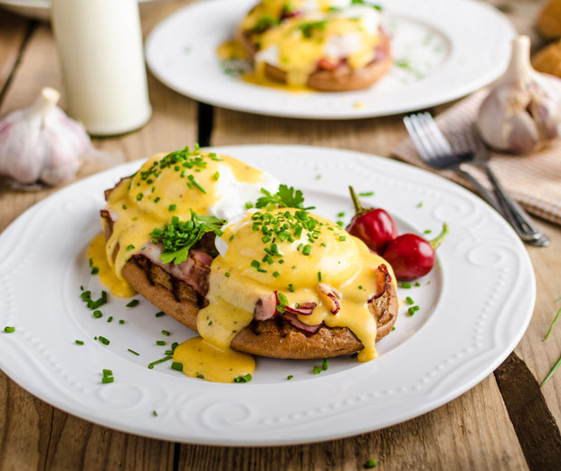 Inove no café da manhã: aprenda a preparar ovos beneditinos