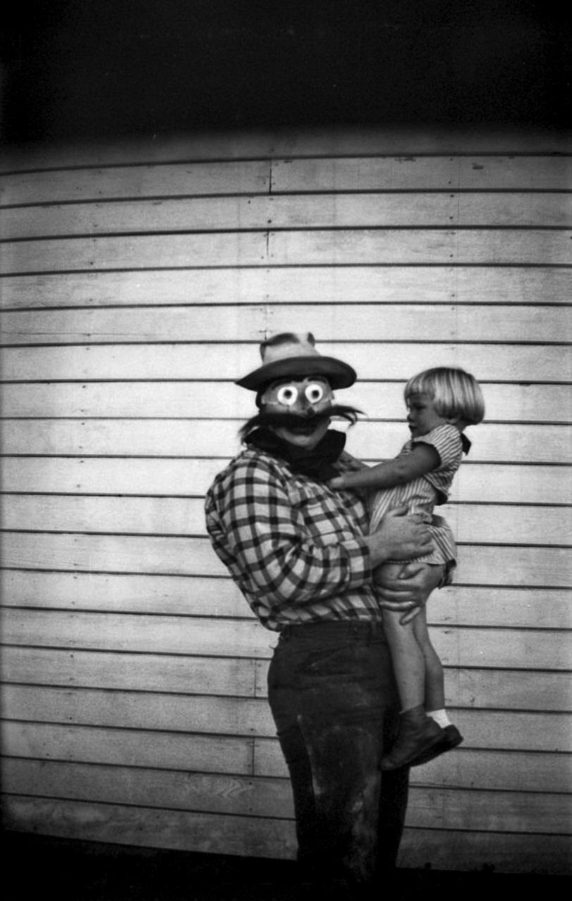 22 Haunting Vintage Halloween Photographs Before the 1950s 