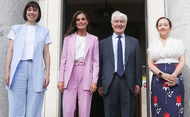 Queen Letizia wore a pink Jocalua single breasted blazer and white Cylani blouse by Hugo Boss. Isabel Abdo Shoes