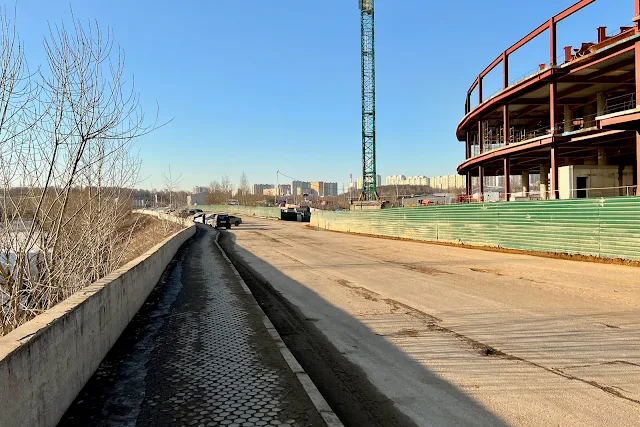 Красногорск, набережная Москва-реки, недостроенный бизнес-центр «Манхэттен» – строительная площадка жилого комплекса Crocus Group