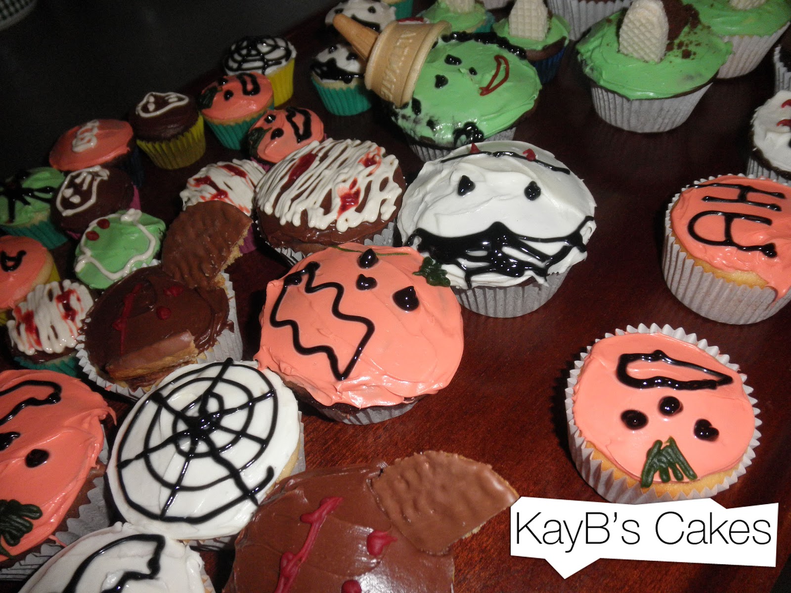 halloween ghost cake pops  food options. Miss Moon always makes these awesome Halloween Cupcakes