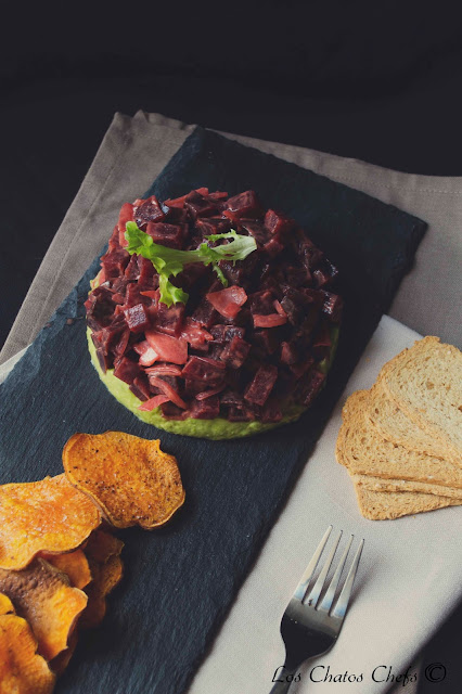 Tartar de remolacha con hummus de guisantes acompañado por chips de boniato - Los chatos chefs