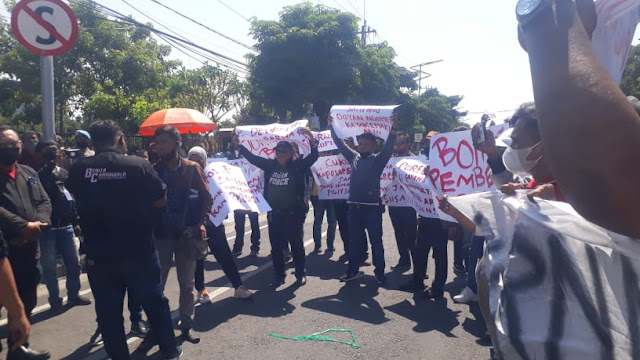 Gara-gara Ini, Puluhan Jurnalis Lakukan Demo di Halaman Mapolda Jatim