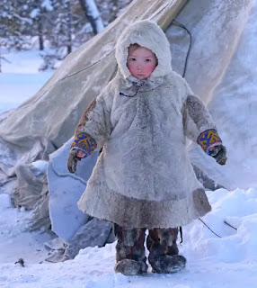 Criança Samoieda Nenet, norte da Sibéria, Rússia (foto de Hans-Jurgen Mager em www.unsplash.com)