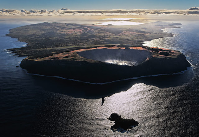 04 three volcanos formed easter island 670 ساعة سياحة جـ2 :جزيرة القيامة أو جزيرة عيد الفصح ’’ جزيرة أستر ‘‘