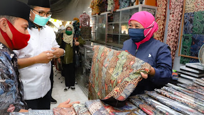 Kunjungi Sentra Penjualan Batik Tanjung Bumi, Gubernur Khofifah : Alhamdulilah, Penjualan Batik Sudah Normal