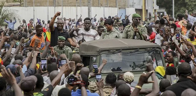 Mali dilanda kekacauan. Presidennya, Ibrahim Boubacar Keita dan Perdana Menteri Beoubou Cisse serta anggota kabinet ditahan oleh para tentara yang memberontak