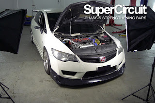 SUPERCIRCUIT Front Chassis Bar installed to the Honda Civic Type R (FD2R)