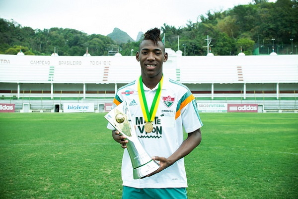 Campeão sub-20, Léo classifica chance no profissional como espetacular