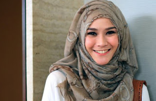 Model hijab tanpa ciput ala artis cantik zaskia mecca