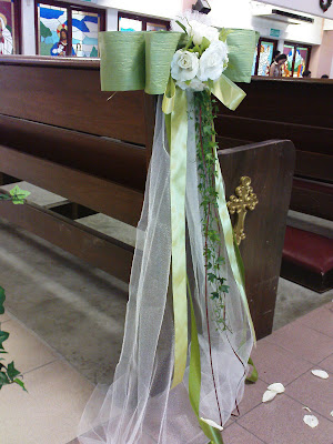  and the pews lime olive green is the color theme of the wedding 