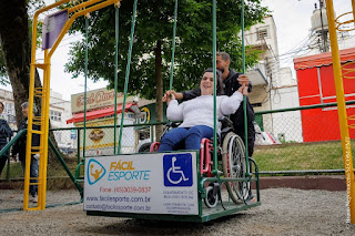 Mariana, aluna do projeto municipal Afesp, se diverte no brinquedo acessível