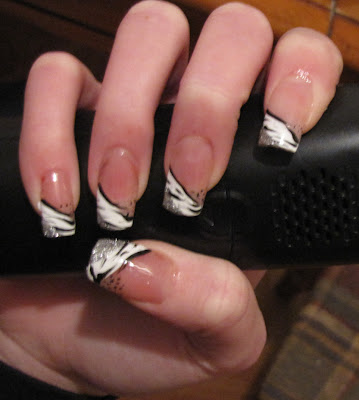 Simple nail art black and white