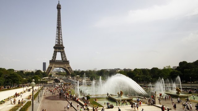 Turista brasileira é estuprada e irmã é assediada sexualmente nos jardins da Torre Eiffel