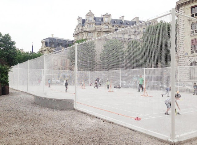 Un terrain de sport ephemere a Paris