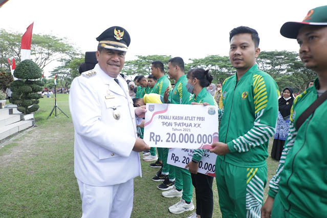 Wabup bersama Forkopimda Serahkan Penali Kasih kepada Atlet Peraih Berprestasi di PON Papua Wabup bersama Forkopimda Serahkan Penali Kasih kepada Atlet Peraih Berprestasi di PON Papua
