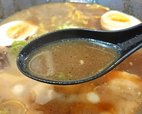 鶏豚醤油ラーメンのスープの写真