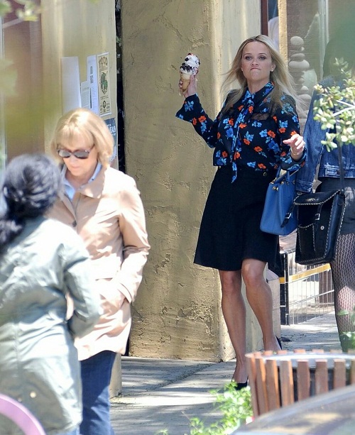 Reese Witherspoon pelts Meryl Streep with Ice cream