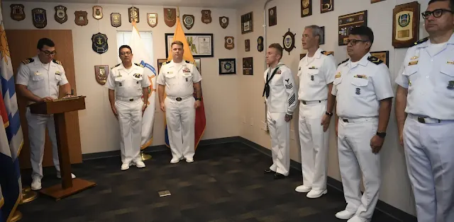 El Subsecretario de Planificación e Iniciativas Estratégicas de la Red Interamericana de Telecomunicaciones Navales (IANTN), el Comandante de la Armada de Ecuador, Oliver Dalgo (izquierda), recibe la Medalla IANTN del Secretario de la IANTN, el Comandante de la Armada de los EE. UU. Gregory Farrell (derecha), durante una ceremonia en el complejo del Comando Sur de las Fuerzas Navales de los EE. UU./4.ª Flota de los EE. UU. a bordo de la Estación Naval Mayport, Fla., el 3 de octubre de 2024.