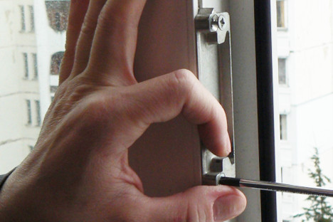 Шуруп, крепящий ответную планку на раме металлопластикового окна