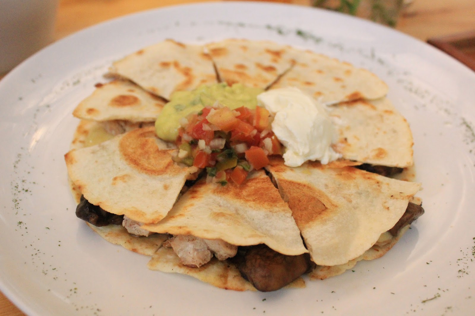 hummingbird-eatery-bandung-quesadilla