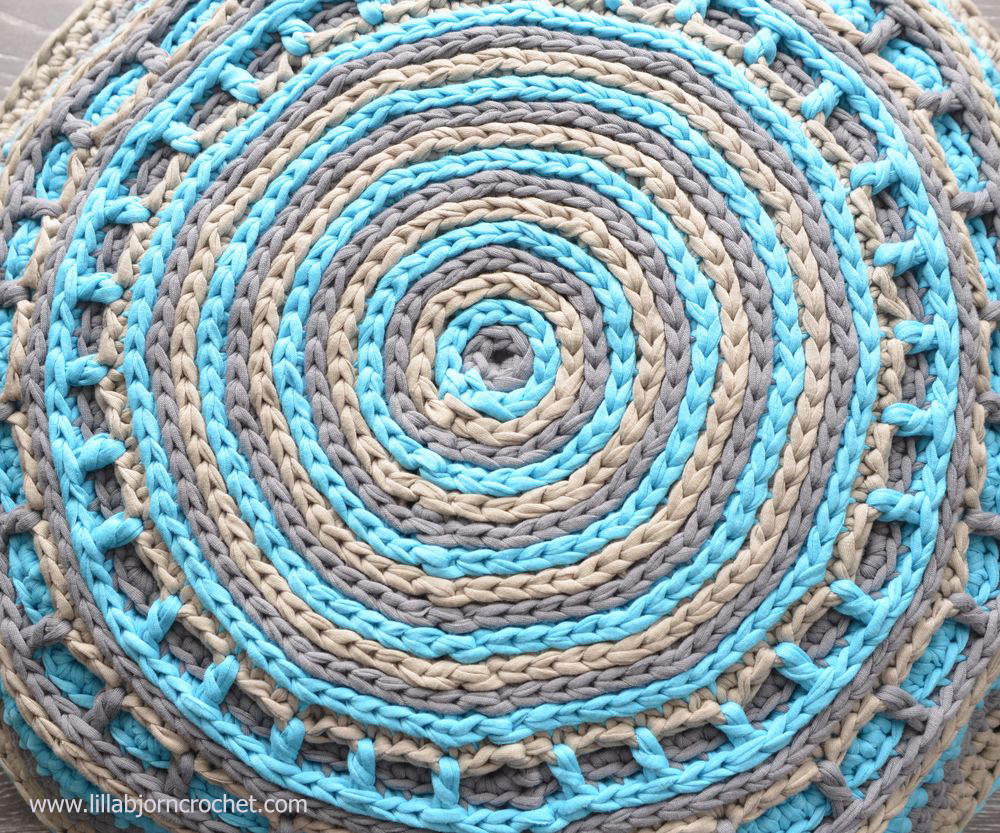 UFO crochet pillow made with Camel stitch. Original design by Lilla Bjorn