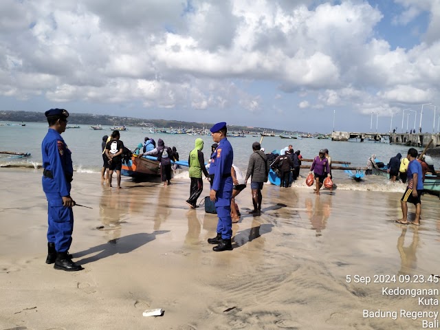 Satpolairud Polresta Denpasar Pos Kedonganan Adakan Patroli Jalan Kaki Dialogis Dan Sambang Nelayan Di Pesisir Pantai Kedonganan