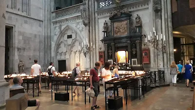 Di Dalam Cologne Cathedral dan Beberapa Orang di dalamnya