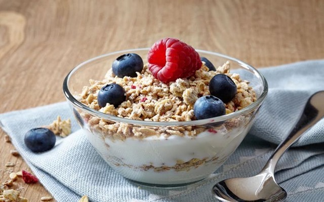 Cereal con Yogurt y Frutas