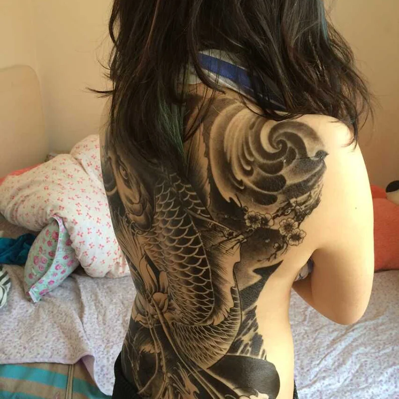 chica con tatuaje de carpa