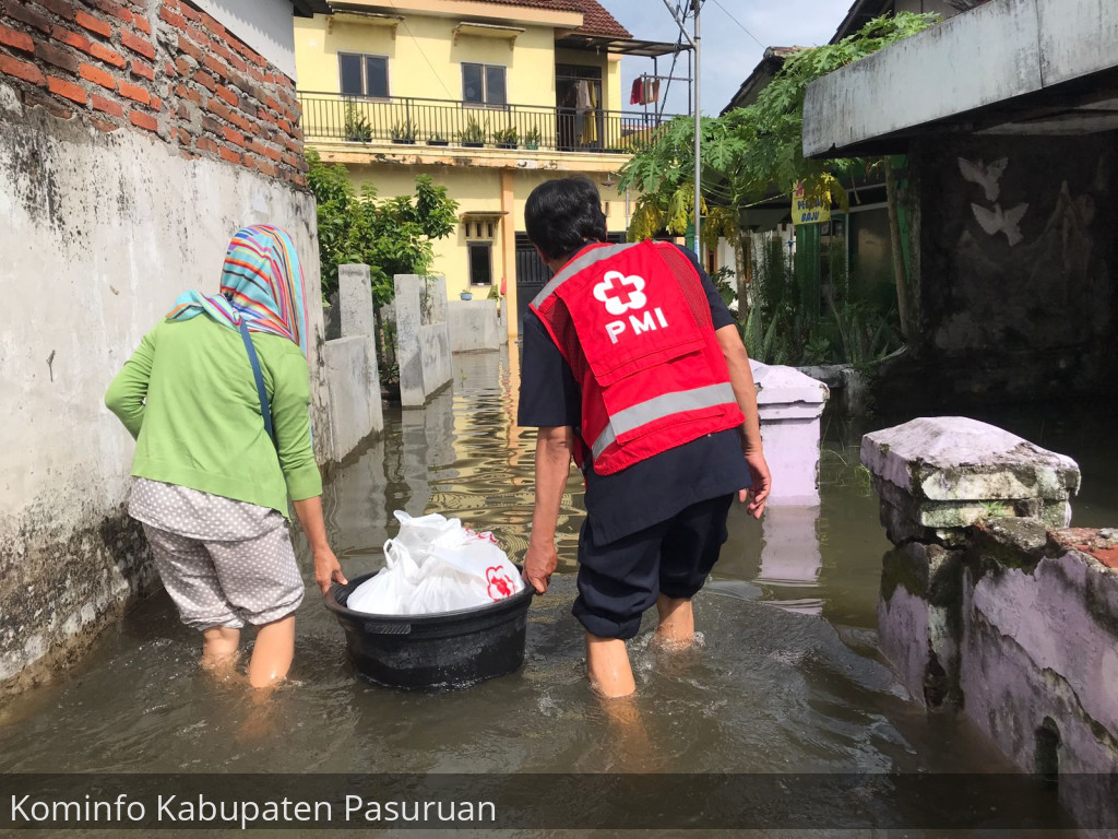 PMI Bagikan Ratusan Nasi Bungkus untuk Korban Banjir di Pasuruan