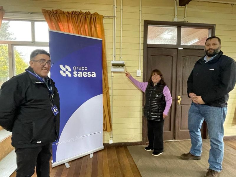 Saesa entregó a vecinos de Ñancuan nueva instalación eléctrica en su sede social