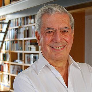 Mario Vargas Llosa sonriendo