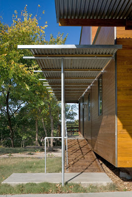 corridor LEED House “Like A Houseboat”