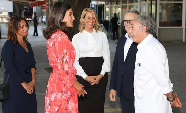 Queen Letizia wore a floral print dress by Adolfo Domínguez. The Government delegate of Catalonia, Maria Eugènia Gay