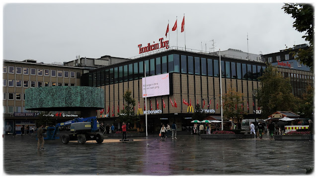 Kjøpesenteret Trondheim Torg like ved «Olav Tryggvason-monumentet» på Trondheim torg.