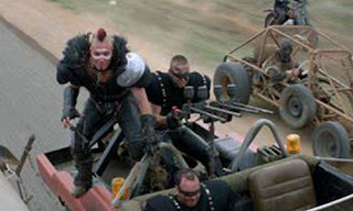 alur film mad max the road warrior pengejaran kendaraan